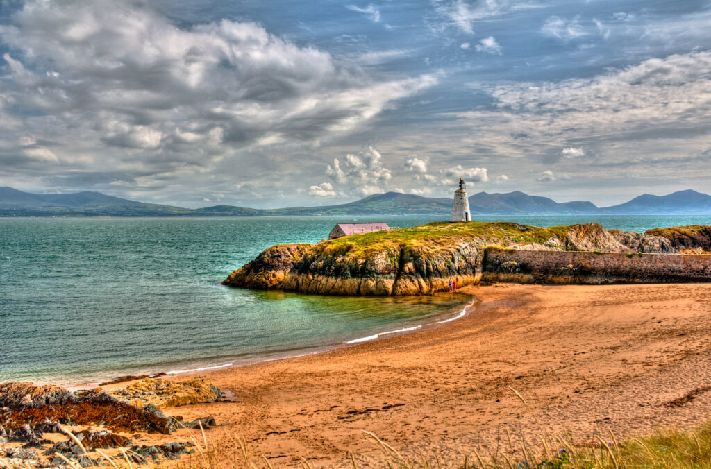 "Ynys Llanddwyn Island, Anglesey" by erwlas is licensed under CC BY 2.0. To view a copy of this license, visit https://creativecommons.org/licenses/by/2.0/?ref=openverse.