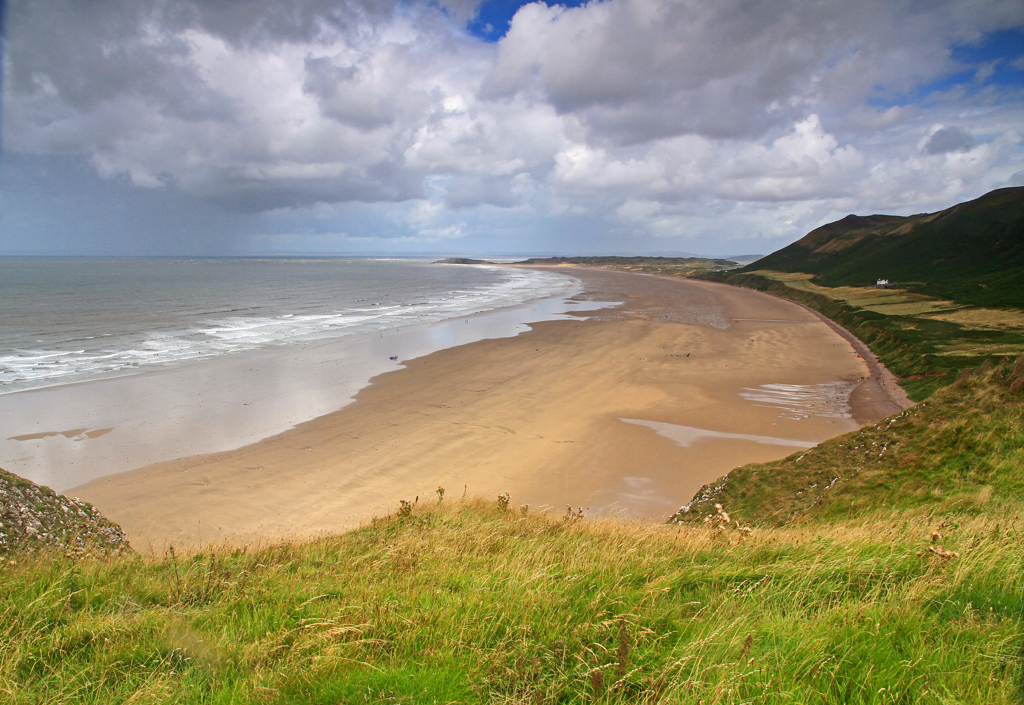 "Rhossili bay" by brianfagan is licensed under CC BY 2.0. To view a copy of this license, visit https://creativecommons.org/licenses/by/2.0/?ref=openverse.
